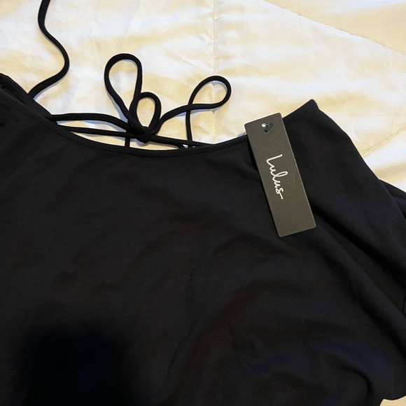 Lulu’s black bell sleeve open back with tie Romper - Picture 3 of 4